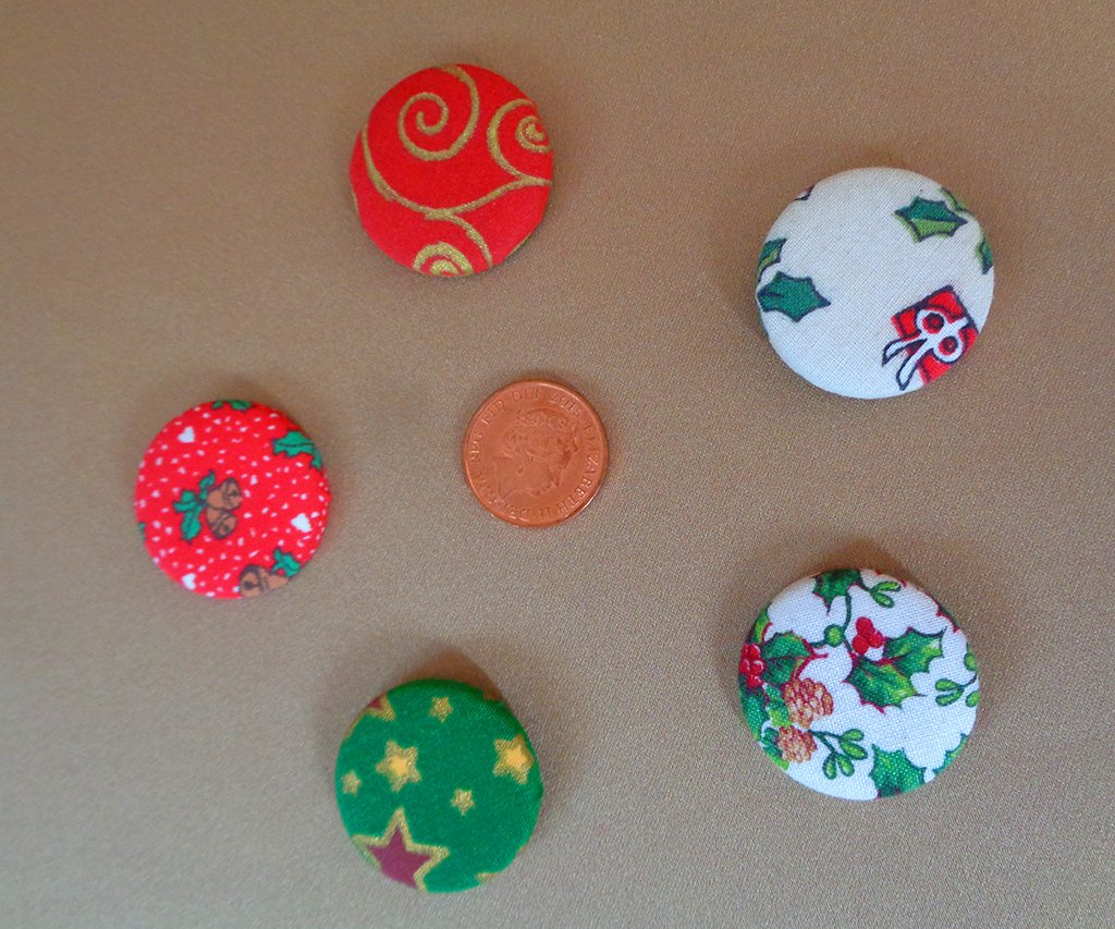 A set of 5 #handmade fabric-covered #Christmas #badges for you! rover.ebay.com/rover/1/711-53…