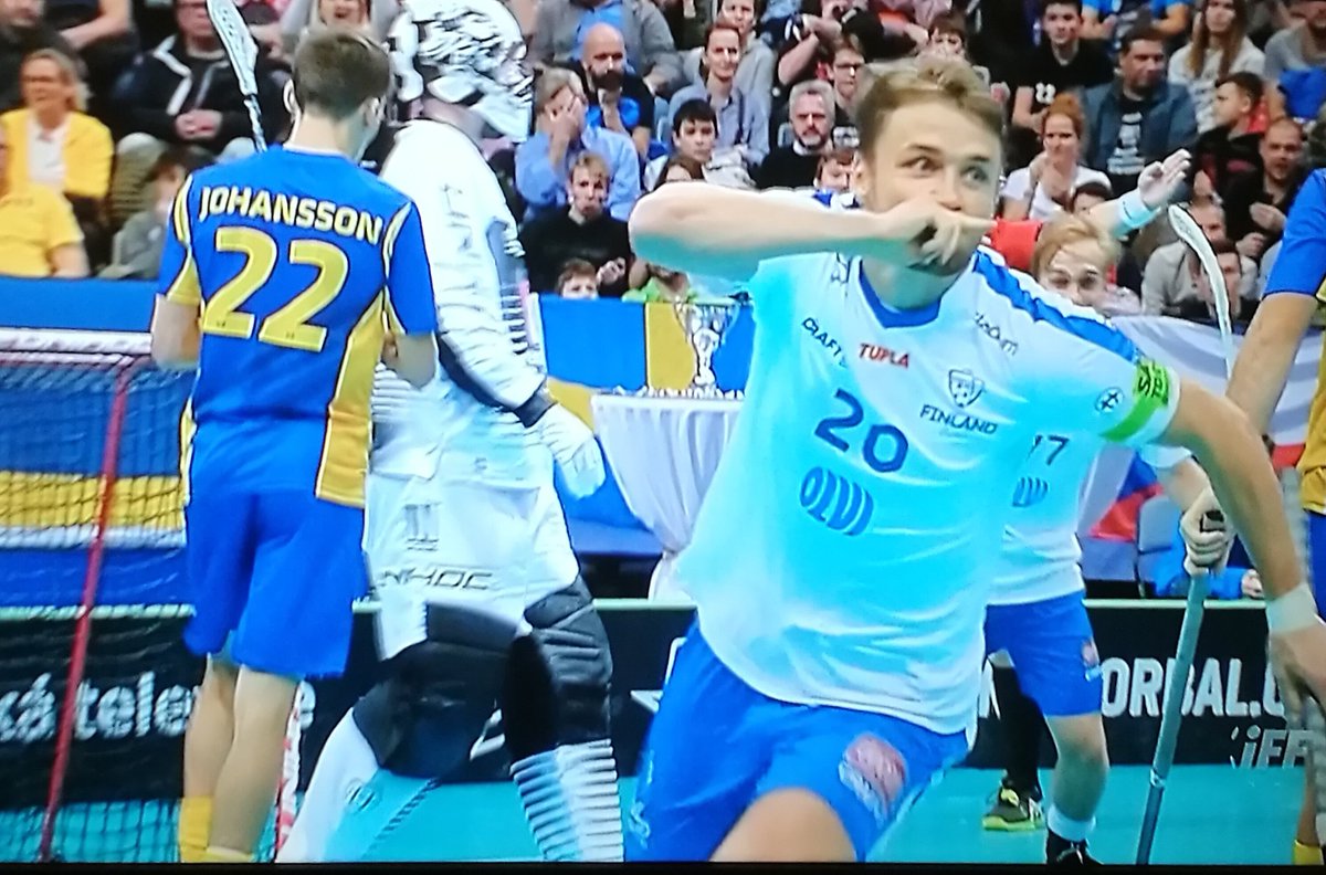 SBPro_Ctytot's tweet photo. 49:35 Salo 5-2. Tässä kohtaa kuului ruotsalaisselkärangasta Suomeen saakka jonkinlainen risahdus... #salibandy #Floorball #SalibandynMM #worldchampions https://t.co/bRik7d8H5C
