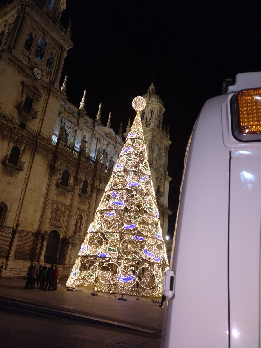 AlbertutiLC's tweet photo. Otra perspectiva de la navidad...

#lucesysirenas https://t.co/kWP6YDC092