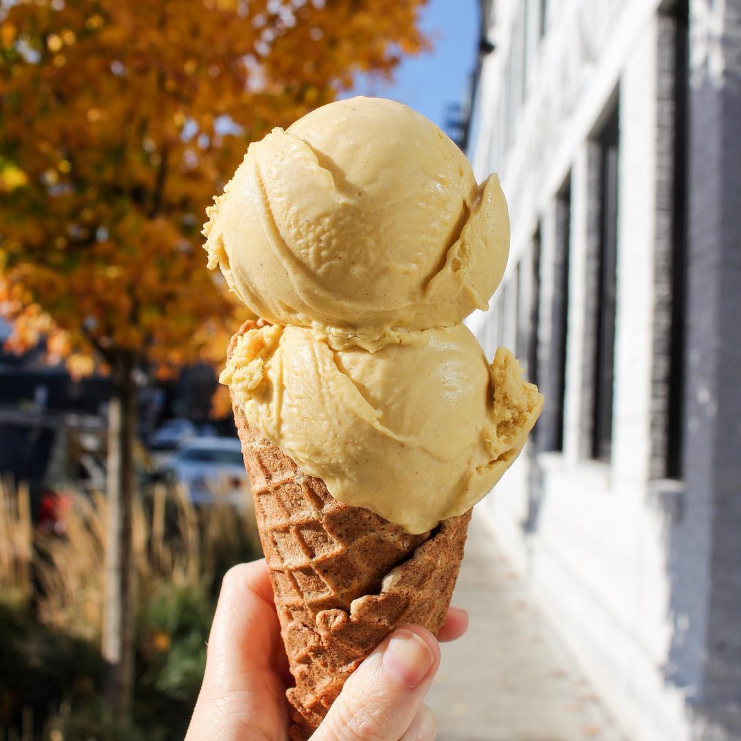 For the taste of pumpkin pie in a cone enjoy this amazing Maple Vanilla Waffle cone at @FrankieAndJos! 😊🍦 (📷: IG @ frankieandjos)