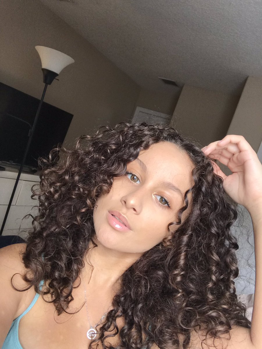 g0ldeexo's tweet photo. High key i suck at taking pictures , maybe I’m just ugly LMAO https://t.co/mmsCA3q9vk
