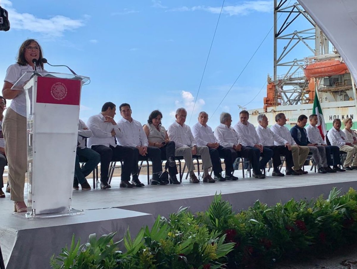 rocionahle's tweet photo. Desde Paraíso, Tabasco, el #PresidentedeMexico @lopezobrador_, junto al director de @Pemex Octavio Romero Oropeza, presentamos el "Programa Nacional de Refinación" y anunciamos la construcción de la 7º NUEVA REFINERÍA EN DOS BOCAS. https://t.co/pOJJCZn1Fj