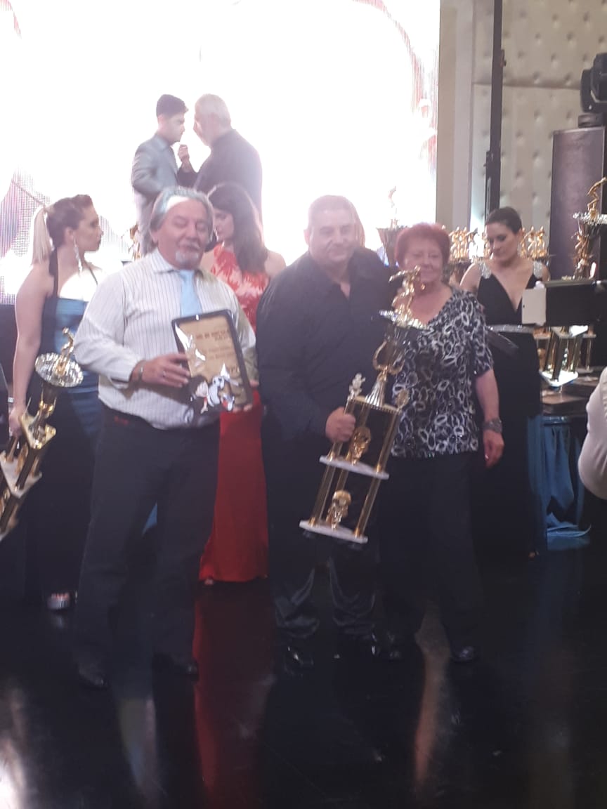 SolDeAmerica9's tweet photo. Un lindo trofeo que estará en nuestro club como recuerdo del esfuerzo y sacrificio de todos. De izq a der Cesar DT,Maxi el gran DT y Alicia delegada gral https://t.co/mwgwvp50EZ