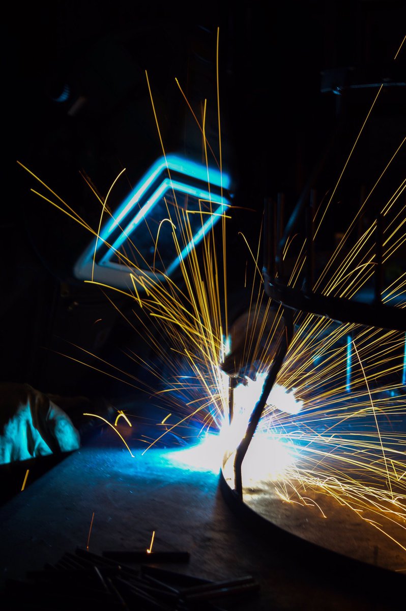 18belowdesign's tweet image. Throwing sparks during #snowpocalypse2018 #SundayFunday #winebottlechristmastree