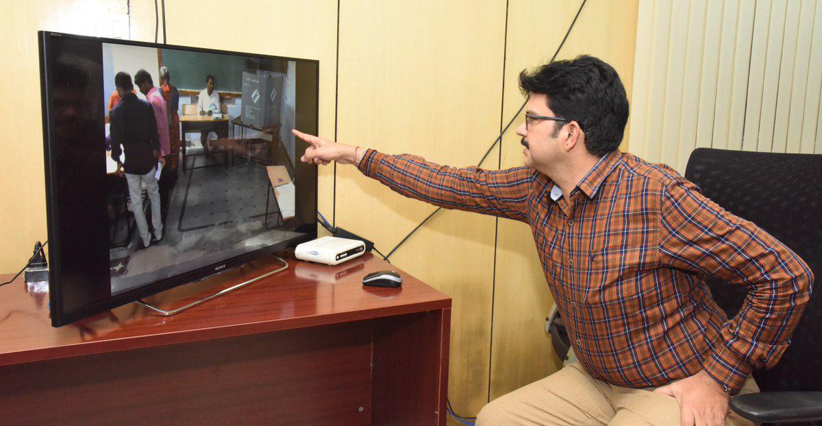 DEOSRD's tweet photo. జిల్లాలో జరిగే ఎన్నికల నిర్వహణలో భాగంగా ఓటింగ్ వేసే ప్రక్రియను వేబ్ కాస్టింగ్ ద్వారా జిల్లా ఎన్నికల అధికారి మరియు జిల్లా కలెక్టర్ ఎం. హనుమంతరావు పరిశీలించారు #SangareddyDistrict https://t.co/NcEQVd09BV
