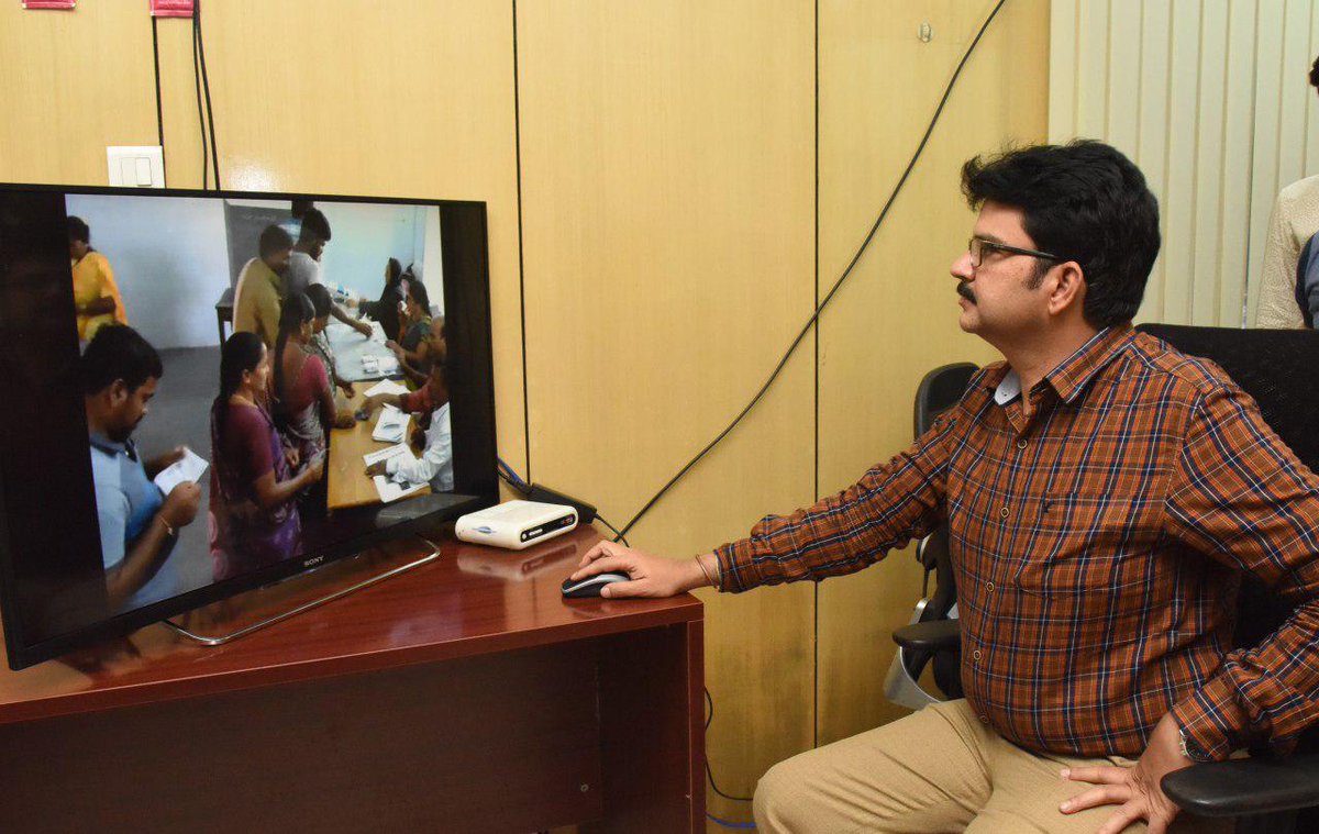 DEOSRD's tweet photo. జిల్లాలో జరిగే ఎన్నికల నిర్వహణలో భాగంగా ఓటింగ్ వేసే ప్రక్రియను వేబ్ కాస్టింగ్ ద్వారా జిల్లా ఎన్నికల అధికారి మరియు జిల్లా కలెక్టర్ ఎం. హనుమంతరావు పరిశీలించారు #SangareddyDistrict https://t.co/NcEQVd09BV