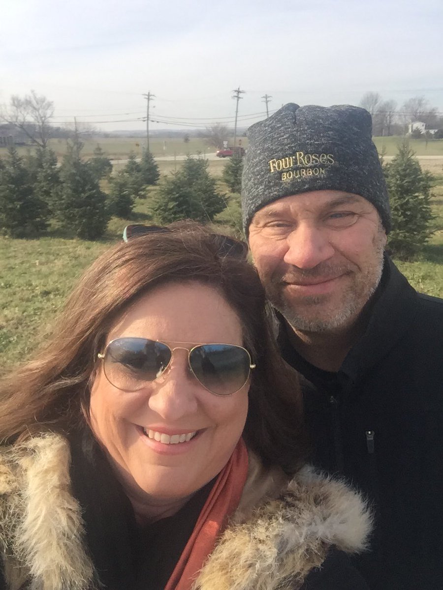 cthomas6969's tweet photo. Cutting down our🎄tree &amp; @4RosesBourbon hat keeping my hubby   @scott_thomas64 warm! Missing our college boy @tracethomas4 ! #traditions #hottoddies #fourroses https://t.co/RdbnqWKPJq