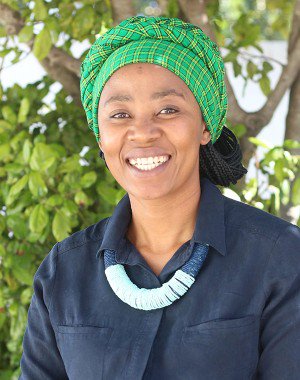 AlemaniaVzla's tweet photo. Vuyiseka Dubula-Majola es la directora del Centro Africano para la gestión del VIH. Es sudafricana y desde hace dos décadas, VIH positivo. Junto a la venezolana @susanaraffalli, es una de los defensoras de #DDHH galardonadas por Alemania y Francia en 2018.

#70AñosDDHH 🇩🇪🇫🇷 https://t.co/vhMzhNkXLF