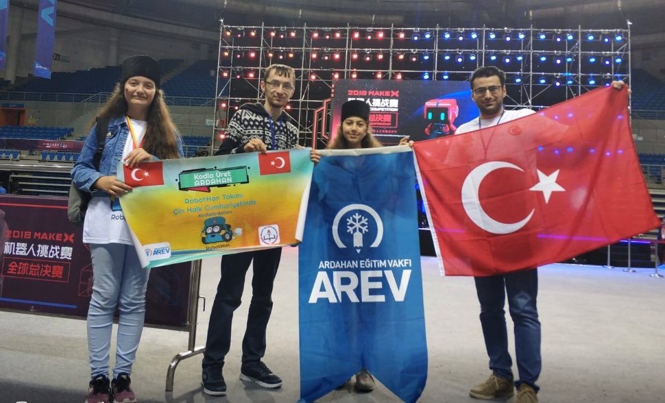 Çin’de gerçekleştirilen 2018 MakeX Robotik Yarışması’nda🤖
En iyi takım çalışması, robot tasarımı, takım koçları ödüllerini alan 
Ankara Yenimahalle BİLSEM Öğrenci ve Öğretmenlerimizi,

350 takım arasında ilk 10'a giren Ardahanlı Öğrencilerimizi kutluyorum🇹🇷 #Eğitim2023