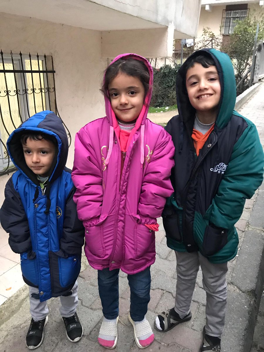 _gonulluler's tweet photo. Genç Gönüllülerimiz, İstanbul'daki ihtiyaç sahibi çocuklara hediye edilmek üzere alınan montların dağıtımını bugün gerçekleştirdi. Çocuklarımızın sevinci görülmeye değerdi ve  gönüllü olmanın iyileştirici gücü hepimize iyi geldi. @_gonulluler https://t.co/22IeQips0O