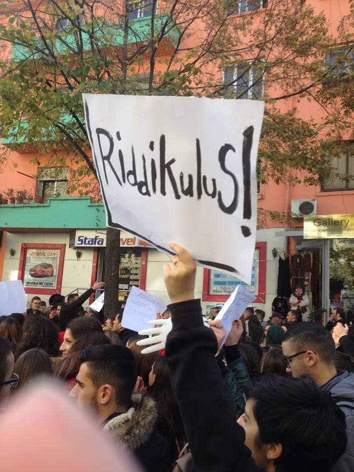TheHowlingHoot's tweet photo. E duam shkollimin si Hoguortsi!

Pjesë nga protesta studentore. https://t.co/CJ1TUlBchB