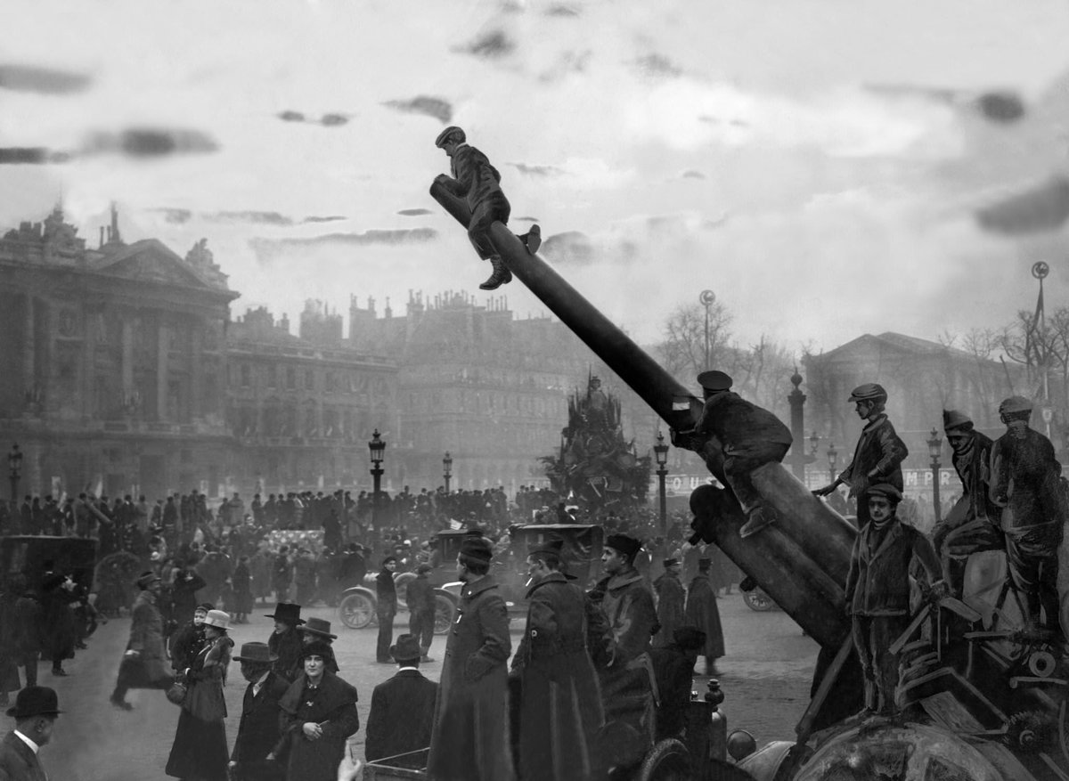 100YearsAgoLive's tweet photo. #Paris boy views the Armstice celebrations from atop an artillery gun in the Place de Concorde.
#history #WWI #OnThisDay #1918LIVE #FWW #1918crowd #Armstice #Armstice2018 https://t.co/gDUbMLA1Dc