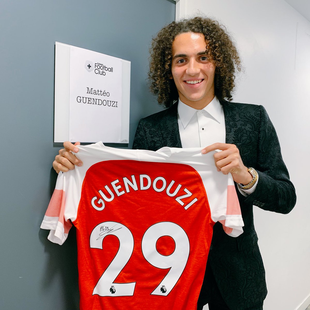 RT + Follow le @CanalFootClub pour tenter de gagner le maillot dédicacé de <a href="/MatteoGuendouzi/">Matteo Guendouzi</a> ! 🎁 #CFC