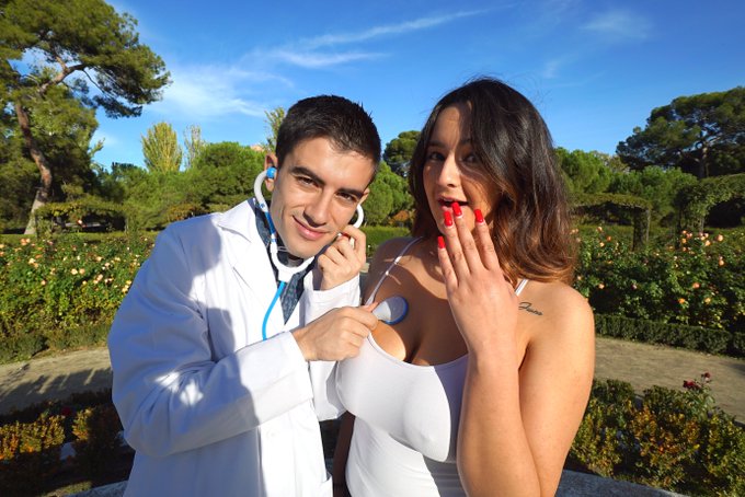 ❤ &iexcl;&iexcl;NUEVO V&Iacute;DEO!! ❤  Una chica en apuros y el Dr. Poller al rescate. C&aacute;mara oculta. Termina bien 😎 FINAL<a href="/tag/legendofporn"class="tags"><span>#legendofporn</span></a>