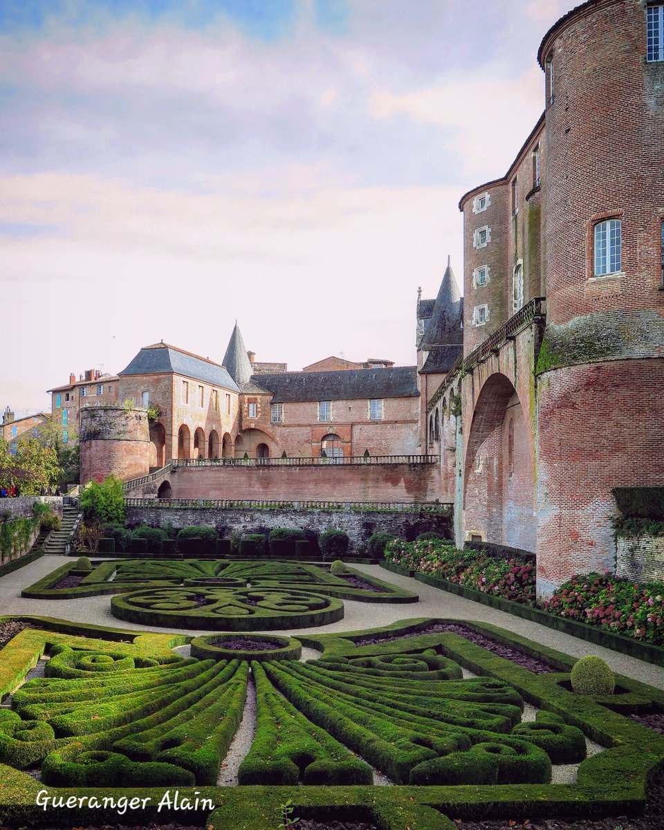 AlainGueranger's tweet photo. Petite #BaladeSympa autour de la #cathedral d'#albi dans le département du #tarn #FranceMagique #France #beautifulFrance #visitfrance #MagnifiqueFrance #patrimoine #tourist #tourisme #Occitanie https://t.co/WF6GAhHxVZ