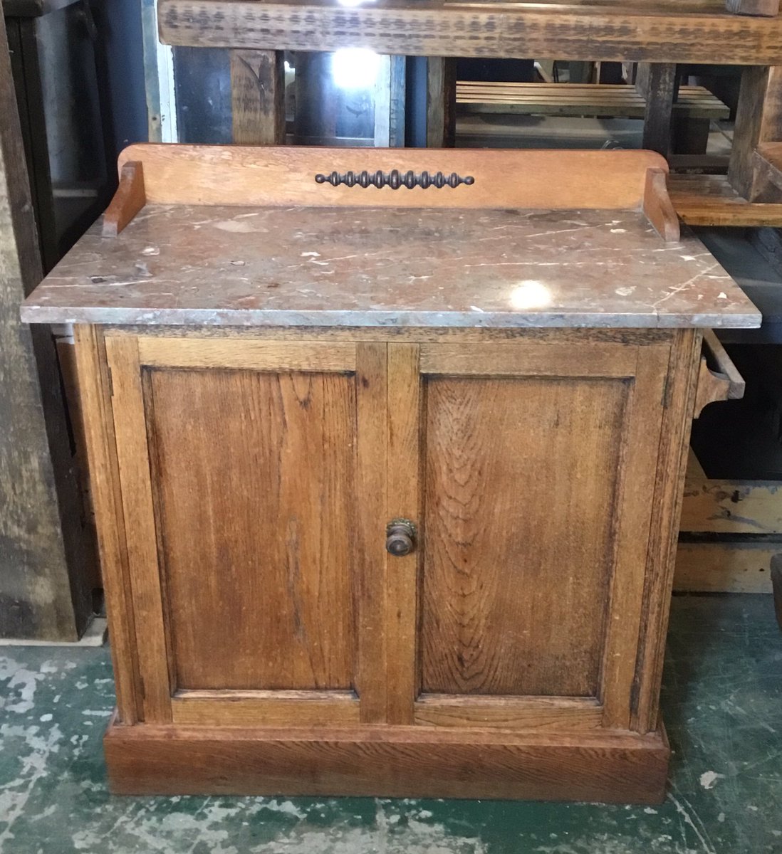 Lovely old Washstand now on our website. Price inc. delivery.
#vintagefurniture #countrystyle #countryhouse #antiques #oswestry #smallbusiness #independentbusiness