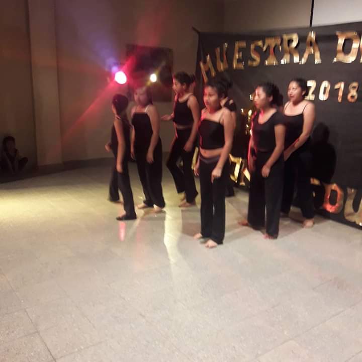 Daniela16104601's tweet photo. Exito total » muestra de danza #PlayonesEducativos Virgen del Rosario , una vez deslumbrando con la DANZA, gracias a todos los que nos acompañaron en esa noche inolvidable. Hermoso cierre 2018 :-)!!! @fguillesaavedra
@patriciapinasco @artydance23 @juancarlosvilc https://t.co/luNBlZCPNw