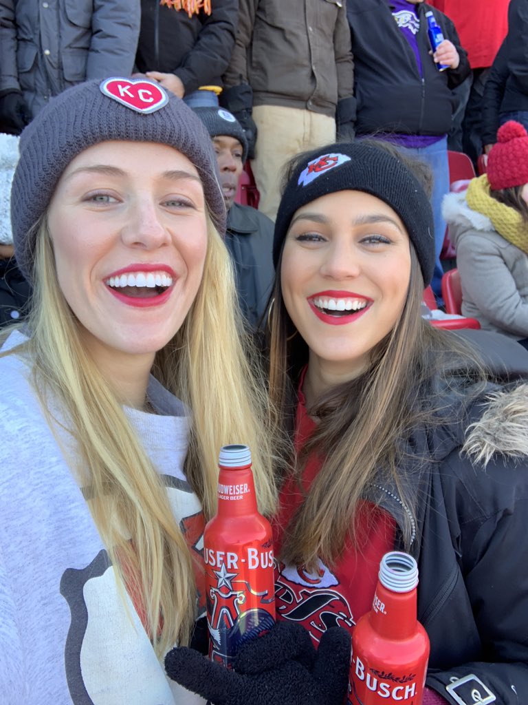 emmajanevogt's tweet photo. #ChiefsKingdom #chiefskongdom #kingkong #chiefs https://t.co/lfwE8fSN0i