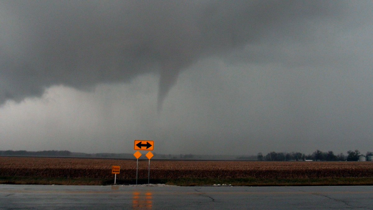 Jesse_Risley's tweet photo. Camden and Brooklyn, IL tornadoes and supercell 12/01/18 @NWSLincolnIL
#Tornadoes #tornado #ilwx #supercell #decembertornado #stormchaser https://t.co/eAejcAGRp9