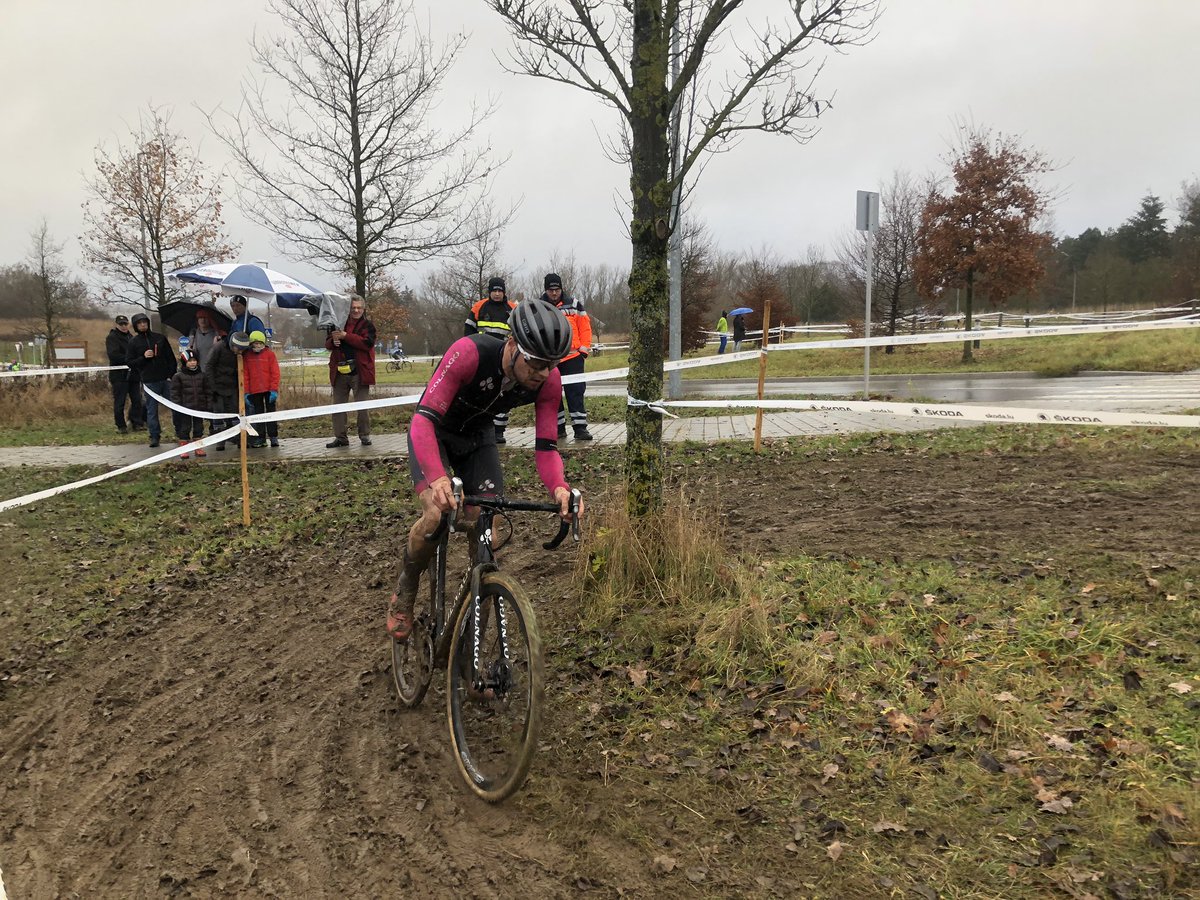 DucalSports's tweet photo. CX de Mamer : 3ème tour 
Catégorie Espoirs / Élites

Groupe de tête 
1. Dias Dos Santos Vincent
2. @LoicHnx 
3. Thiltges Scott https://t.co/cgZrVQsZTM