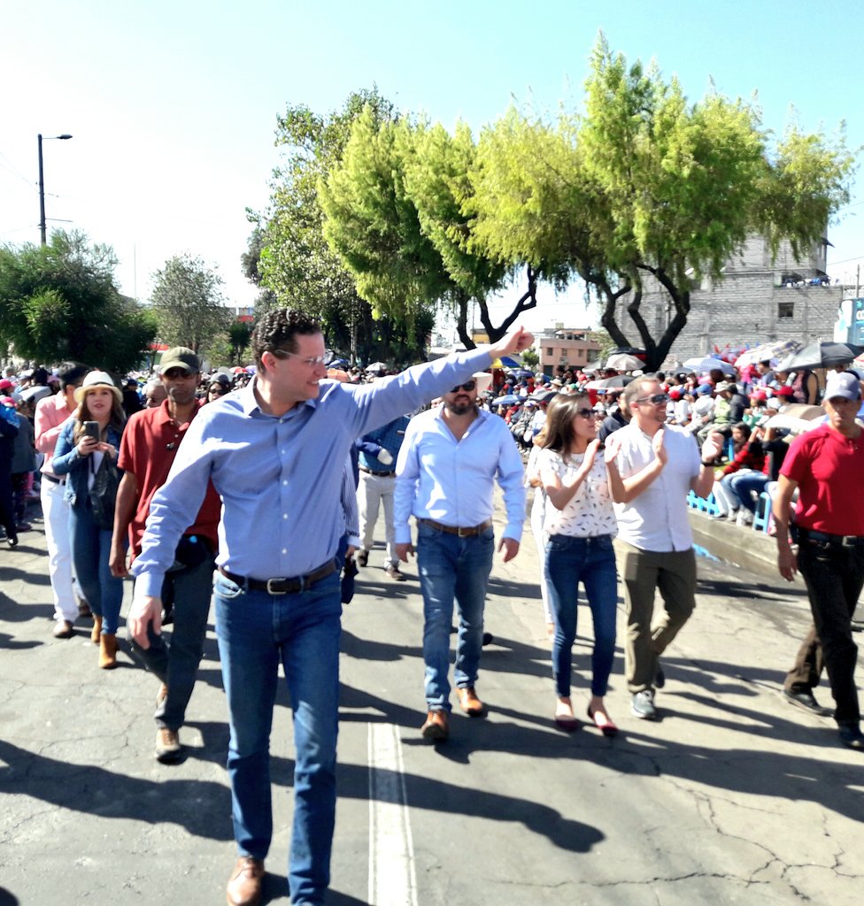 MauricioRodasEC's tweet photo. Miles de quiteños se han dado cita en la Tribuna del Sur para celebrar a nuestro #Quito. Con su alegría damos inicio al tradicional desfile de La Confraternidad. ¡Qué Viva Quito! #FiestadeQuito https://t.co/TNa70NxFFH