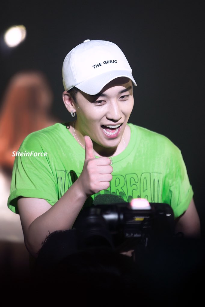 [HQ]180804 THE GREAT SEUNGRI TOUR in Seoul
Smile like a kid😬💚
<a href="/ForvictoRi/">Lee seung ri スンリ 이승리</a> 
#승리 #SEUNGRI