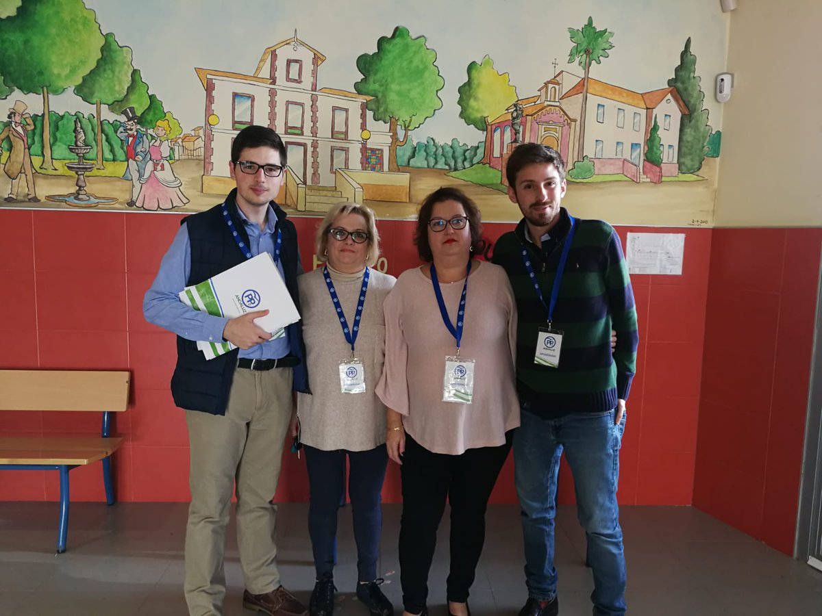 Con @M_Carmen_Espada  y  @mercedescarsal  en el colegio 19 de Abril de los compañeros de @nnggDosHermanas  gran día el futuro de  los nazarenos . A por todas 💙