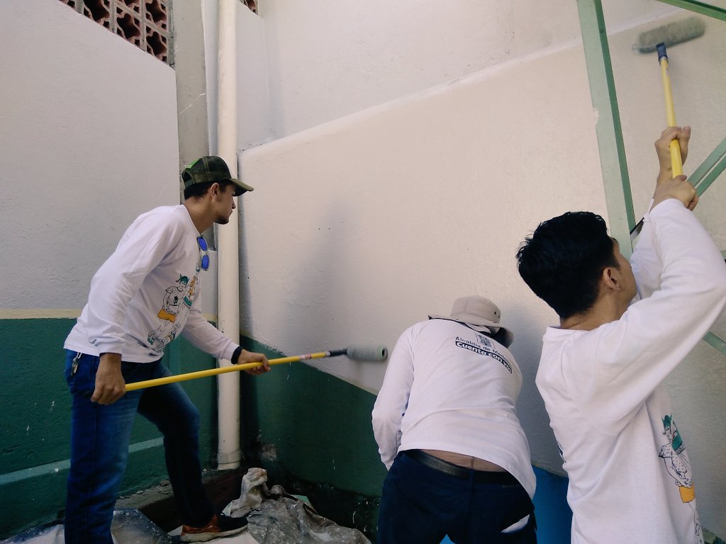 Johnnealvarez's tweet photo. Antes y después de pequeñas acciones que en su conjunto hacen grandes cosas #Numero44 #LosdeGreenValley #MilporMedellin #AccionesQueCuentan @AlcaldiadeMed https://t.co/58qmM47evc