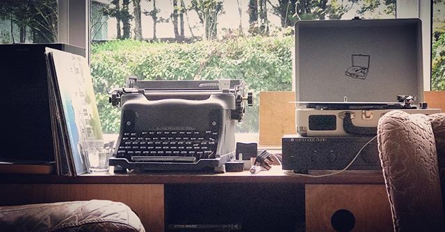 jonmarmstrong's tweet photo. #sundaymorning on the #farm. The #typewriter is a #prop left over from a show, where it got hacked into a #usbkeyboard . -
#greydays #winter #recordplayer https://t.co/3NWLR15BpZ https://t.co/OnakaeUTRC