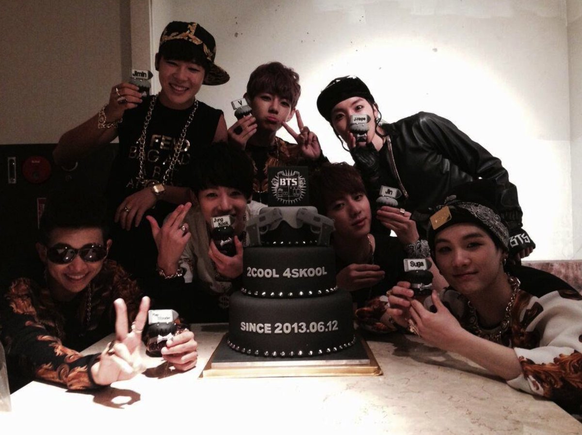 BTSdailyinfo's tweet photo. [#BTS2000days] @BTS_twt #2000DaysWithBTS

2000 days since you guys debuted! You've no doubt worked hard to come this far in your lives. Keep going and never forget that ARMYs will be right by your side every step of the way. 💜🎉 https://t.co/I8r0WvpgEp