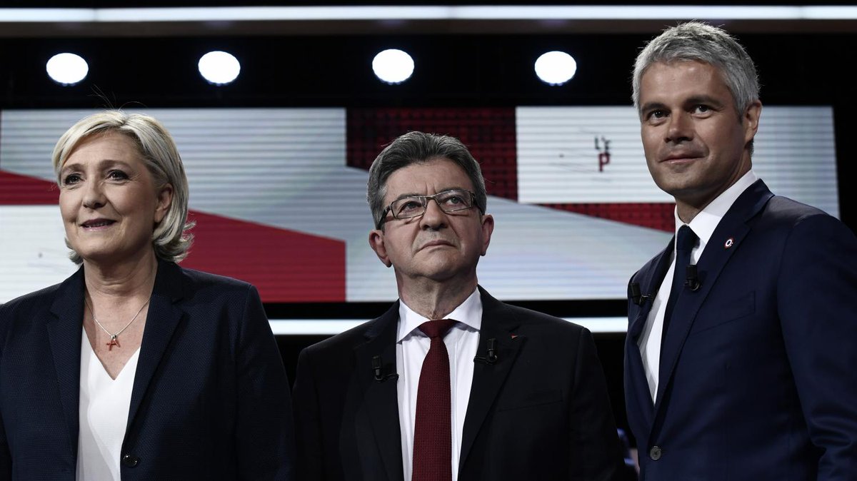 franceinfo's tweet photo. "Gilets jaunes" : Marine Le Pen et Jean-Luc Mélenchon réclament des élections anticipées

https://t.co/HKcsQRiAfT https://t.co/X12sV9I89d