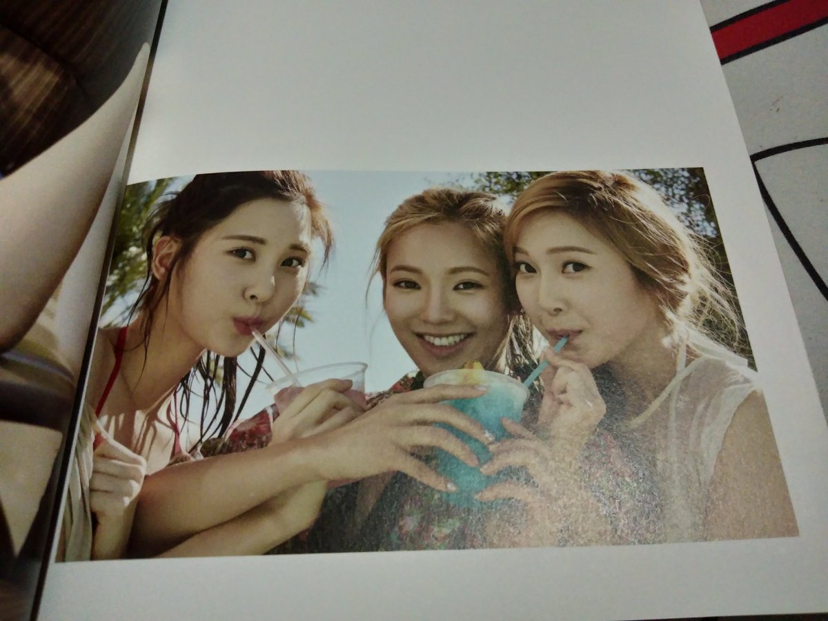 KotexSyndrome's tweet photo. ได้มีโอกาสกลับมาเปิดดู Photobook นั้นแหละความทรงจำดีดีตลอดสิบปีที่ผ่านมา 🤗🤗🤗 #GG4EV #Taeyeon #Jessica #Sunny #Tiffany #Hyoyeon #Yuri #Sooyoung #Yoona #Seohyun #SNSD #GirlsGeneration #소녀시대 https://t.co/1Sa6xk0382