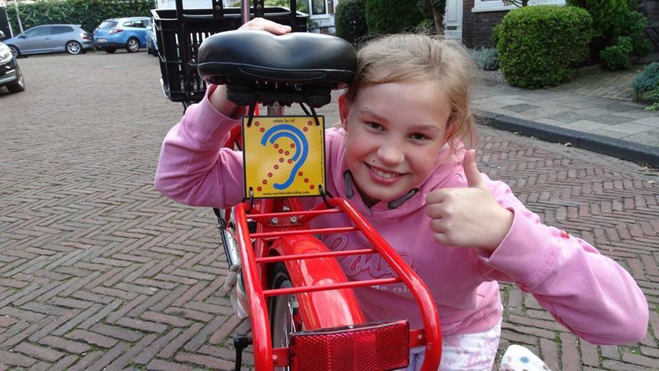 PDWaele's tweet image. Als je dit bordje ziet wees dan extra voorzichtig : de fiets(t)er is doof of slechthorend. Doe je mee aan een RT zodat vele mensen dit herkennen ? Floor zou daar heel blij mee zijn.