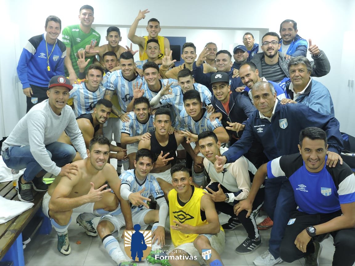 SCDivFormativa's tweet photo. #ReservaSAF [Fecha 14] 

¡La foto grupal del plantel "Decano" luego del triunfo ante San Martín de Tucumán! 

#VamosLosPibes https://t.co/4tce4bgfB1