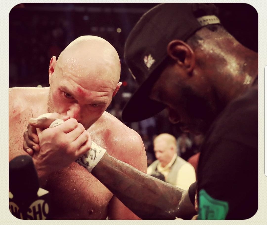 mbilgehandemir's tweet photo. O değil de bu saygıyı "Ata Sporumuz Güreş" dışında başka hiç bir spor dalında göremezsiniz. Fury kendisini iki kez indiren Wilder'in sağ elini öpüyor.  #BoksGecesi https://t.co/Sb08HPk6ks