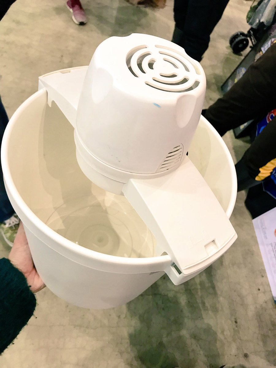 Ohuchi_RIDER's tweet photo. 東京コミコンは初年度から3年連続参加 (プレ入れたら4年)ですが、やはりこの方に会わなくては始まりません。
スター・ウォーズファン「REBEL LEGION」のホンダさん。ついにあの伝説のアイスクリームメーカー(本物)がここに!
(参考資料→ https://t.co/SMTrBCehN4 )
#東京コミコン #IcecreamMakerGuy https://t.co/0B4dIvKPO7