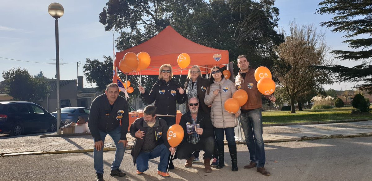 Hoy el equipo de Cs Almacelles se encuentra en la localidad de Pla de la Font(Lleida), realizando una carpa informativa.