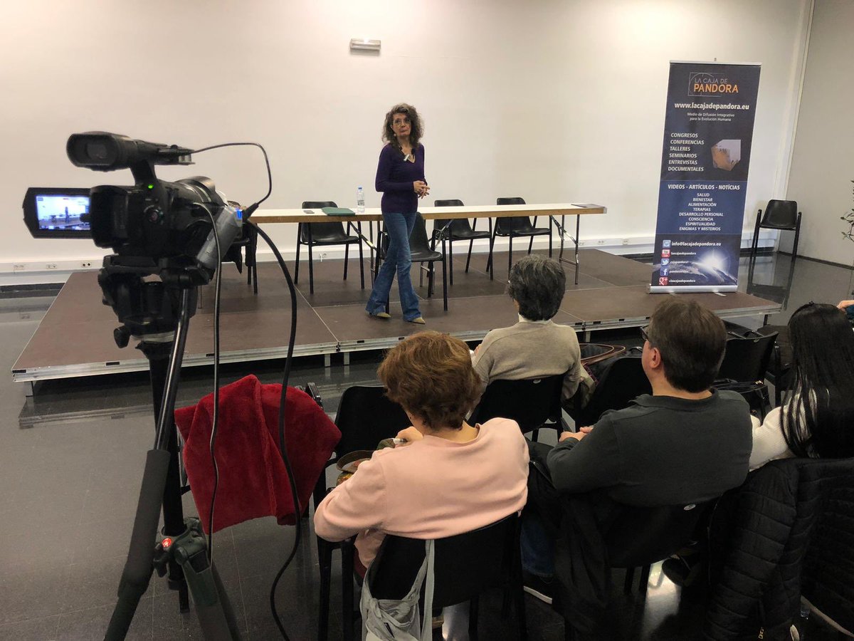 Magic_Fira's tweet image. En marcha la tercera y última masterclass de #MAGiC18 con Sol Ahimsa, “Borrar patrones heredados y corte de vínculos energético-kármicos”.