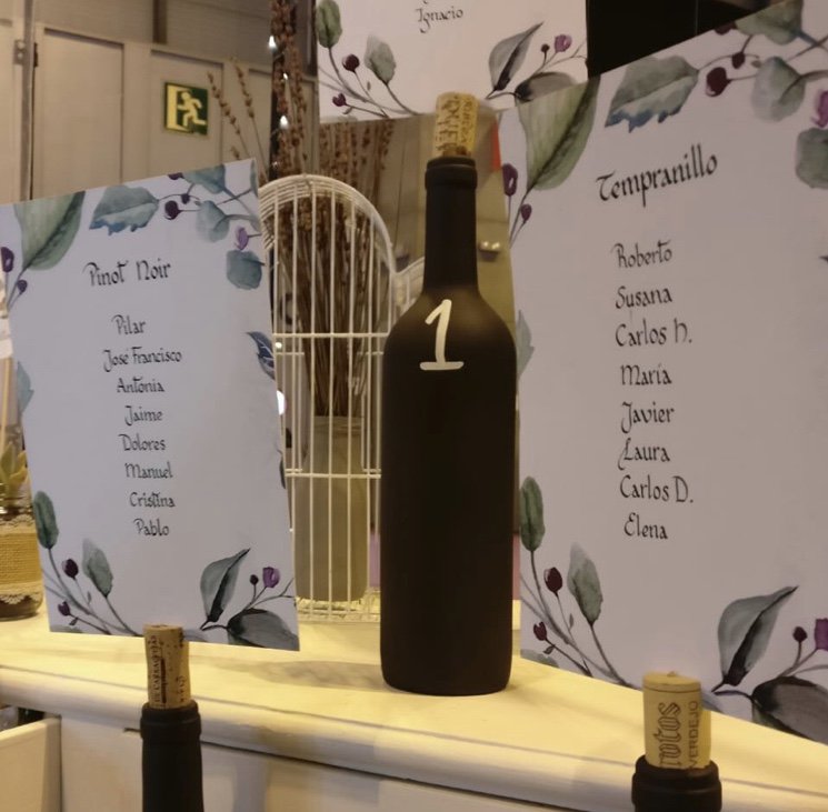 bluerobinevents's tweet photo. Un seating plan con botellas de vino con la ayuda de @cocoymoca y de @astilbeletters en papelería
.
.
.
#bluerobinevents #bodaspersonalizadas #weddingplaner #invitadaperfecta #organizacióndeeventos #bodasmadrid #eventosmadrid #graduaciones #eventos2018 #bautizos #comuniones https://t.co/keu3zvFnd3