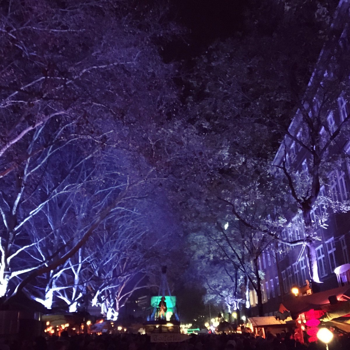 Hello, hello, oder besser schon fast ho, ho, ho! 🎅🏼Weihnachtliche Stimmung kommt auf dem Bremer Weihnachtsmarkt auf jeden Fall auf! Übrigens, der Bremer Weihnachtsmarkt ist gerade zum schönsten Weihnachtsmarkt Deutschlands gewählt worden.  Habt einen schönen 1. Advent!