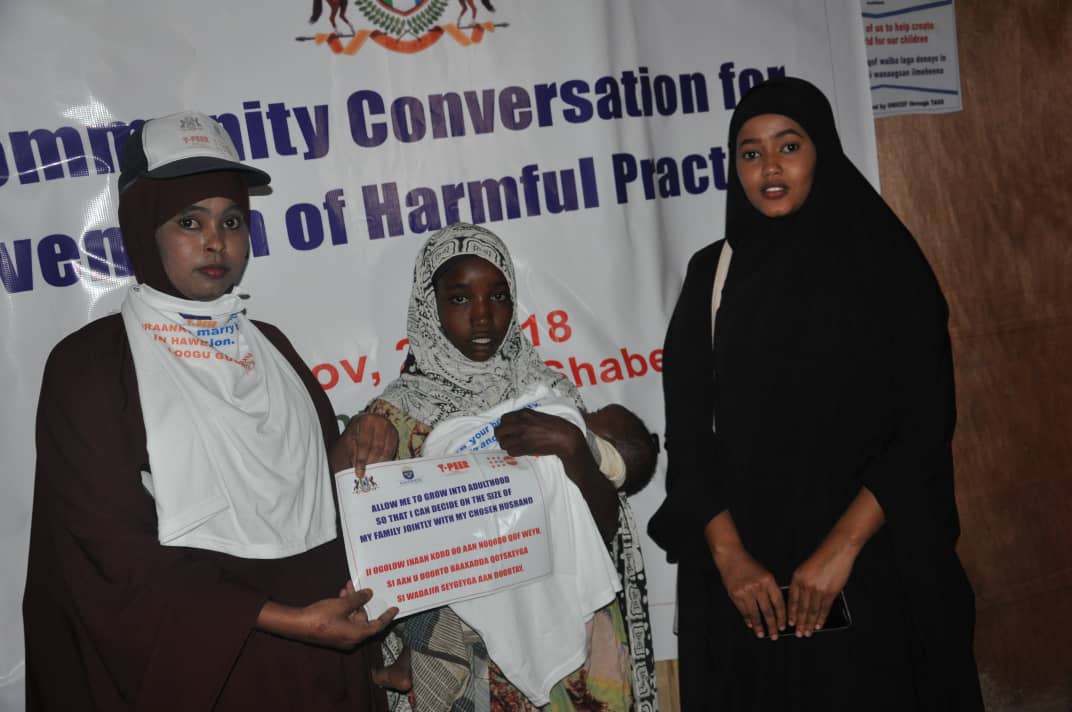YPEER_SOM's tweet photo. Child marriage increases girl's risk to domestic abuse including psychological and physical violence. Let's us Jointly take a stand against child marriage.
Jooji Guurka caruurta, badbaadi caruurta. @UNFPA_SOMALIA
#Somalia #16daysofactivism #YPEER10DoA #Safetyandequality #10DoA https://t.co/WW1F6m8AED
