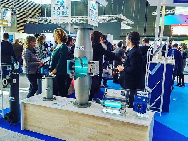 WE_Moscow's tweet photo. Стенд компании BIO-UV. Делает установки для уф-обеззараживания воды. Расскажите: кто устанавливал, какие отзывы? Интересно же. Если я правильно понял, то это поставляется Аквамастером, а это в свою очередь значит, что опыта должно хватать)
#waterelements… https://t.co/3t6ikvg8Wq https://t.co/QUAITcyxF3