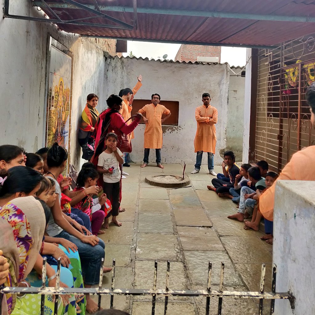 chhaap05's tweet photo. Performed our street play 'Apne ko Kya!!' at six different locations around the city in association with @AmdavadAMC on proper Waste Segregation exercises.
That's exactly how we aim to spend our Sundays,waking people up towards their society.
#merichhaap
#SwasthaBharat https://t.co/tEFxQCHCAS