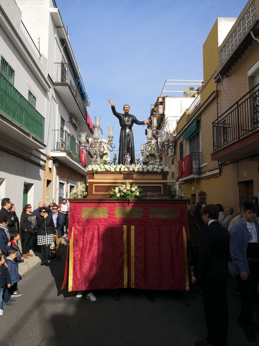 AsociacionSFJ's tweet photo. 📷 Ya camina San Francisco Javier, por las calles de su feligresía.

#SFJ2018

Rt: @NazaretSevilla @ArtesacroT @CEsparto @PasyEsp @ElCostalorg @BTresCaidasDH @pasionensevilla @CinguloyEsparto https://t.co/upKPINMbE7
