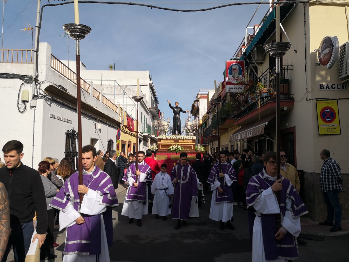 AsociacionSFJ's tweet photo. 📷 Ya camina San Francisco Javier, por las calles de su feligresía.

#SFJ2018

Rt: @NazaretSevilla @ArtesacroT @CEsparto @PasyEsp @ElCostalorg @BTresCaidasDH @pasionensevilla @CinguloyEsparto https://t.co/upKPINMbE7
