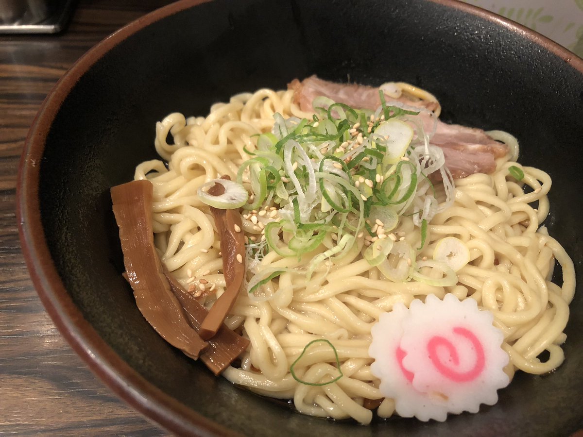 richan20181004's tweet photo. こんばんわ(*≧∀≦*)
先日たまたま行った油そば屋さんがなんと2周年記念で【500円】💕
迷わず入店(*´∀`)♪
美味しくいただきました！

やはり油そばには
お酢アンドラー油で味変が最高✨✨

#赤坂 #ぶらぶら
#油そば
#ディナー
#大盛無料 https://t.co/bmhAncte1f