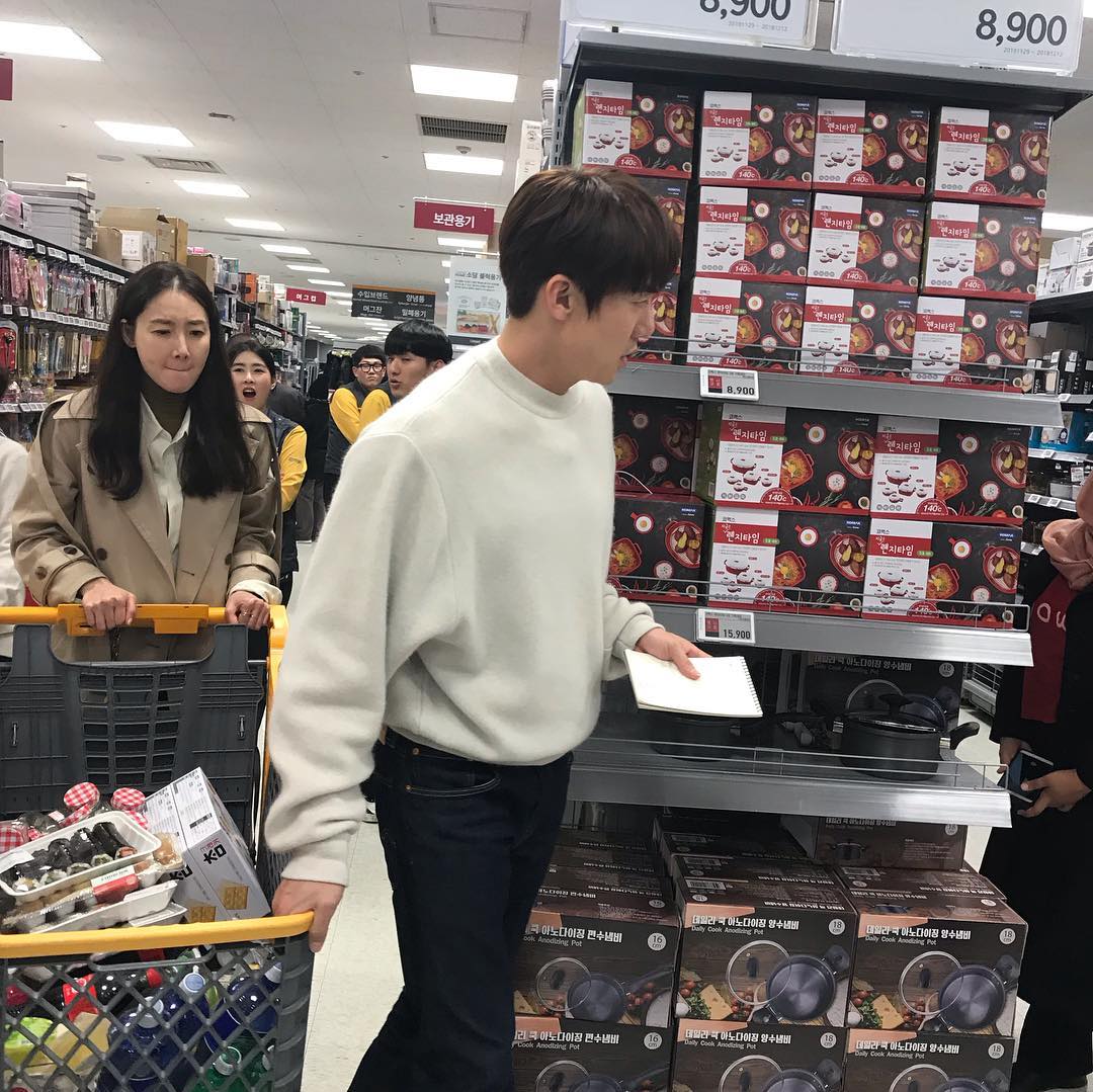 Yeonseok411_IFC's tweet photo. #YooYeonSeok and #ChoiJiWoo were spotted shopping for groceries at E-mart

https://t.co/ZUlu3rjsK3 https://t.co/GvYbavRLhx