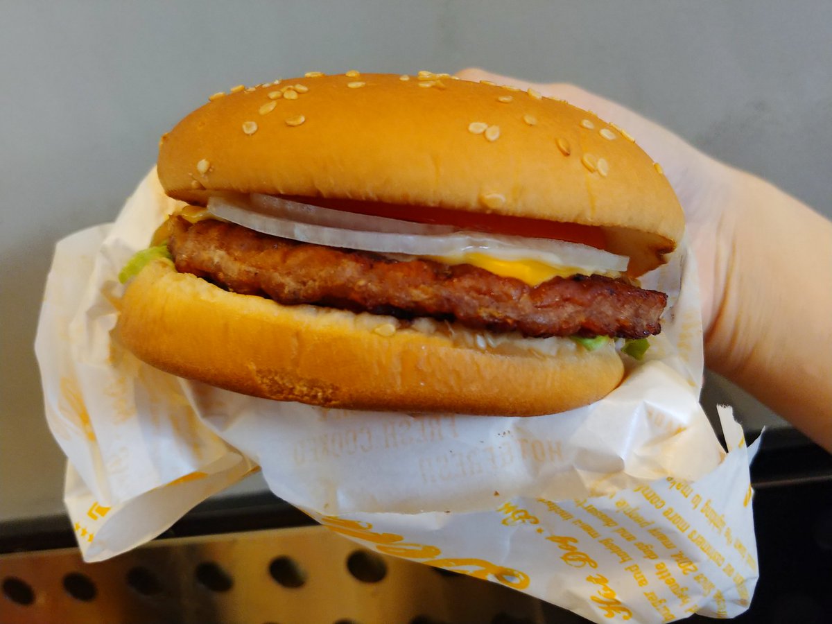 iam_healthypig's tweet photo. 서울역 잇투고(eat2go)
서울역에 하도 먹을 것이 없길래 가봤다. SPC 물티슈를 주는 것보니 그 회사브랜드인 듯하다. 감자튀김 맛집 인정합니다. (햄버거 맛없단 소리) 햄버거 패티는 롯데리아의 데리버거가 생각나게 하는 맛이다. 클래식버거는 우선 아닌걸로.. https://t.co/Hhubo4i4qe