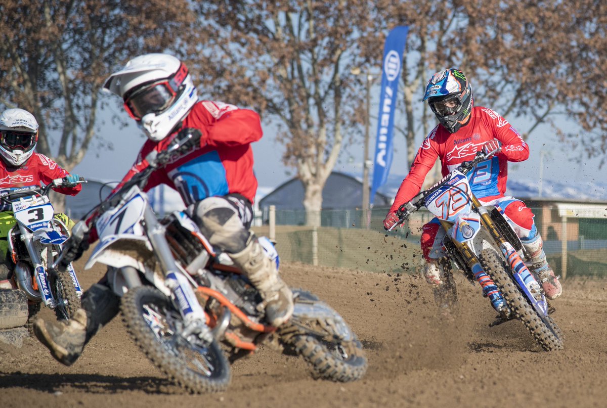 LapsForLife93's tweet image. .@marcmarquez93 y @alexmarquez73 siguen rodando en el último día del #AllianzMotorCamp18 en @motocros_rufea. ✊✊