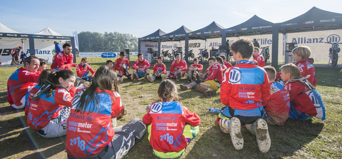 LapsForLife93's tweet image. .@marcmarquez93 y @alexmarquez73 siguen rodando en el último día del #AllianzMotorCamp18 en @motocros_rufea. ✊✊
